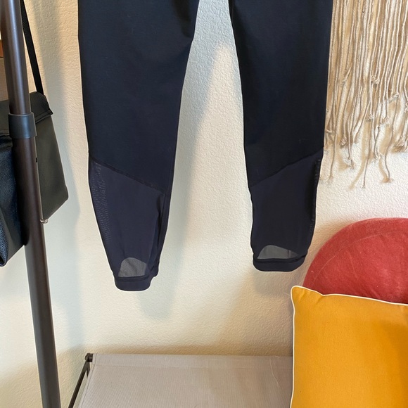 Under Armour | Reflect Crop - Picture 3 of 4